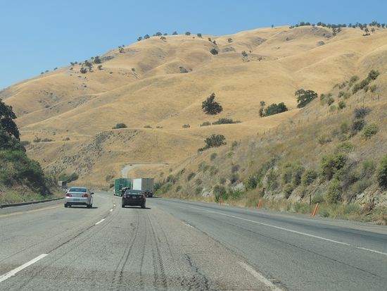 Der Verkehr rollt wieder. Erst durch das Gebirge, dann durch Wein- und Obstfelder.