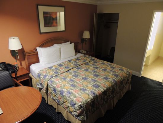 sauberes Zimmer mit Frühstück, Kühlschrank, Microwelle und Internet