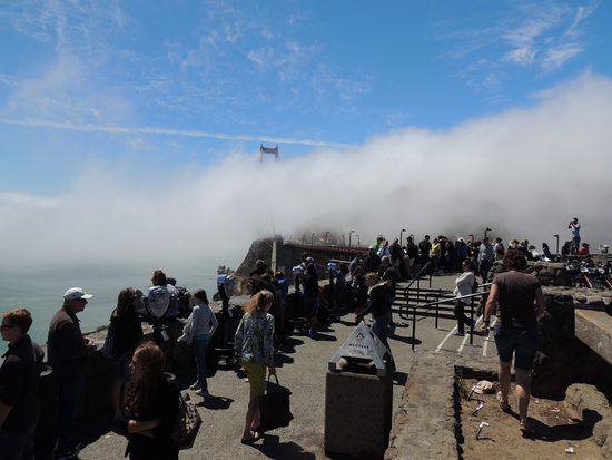 Alle wollen die Brücke sehen.