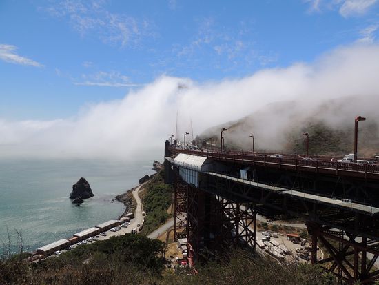 Nebelschwaden wallen über die Brücke
