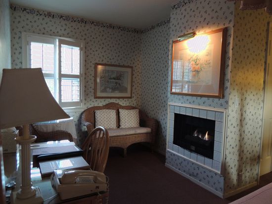 Zimmer mit Gaskamin, funktioniert auf Knopfdruck