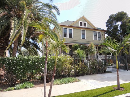 unsere Villa
In diesem Haus haben wir ein Apartment.