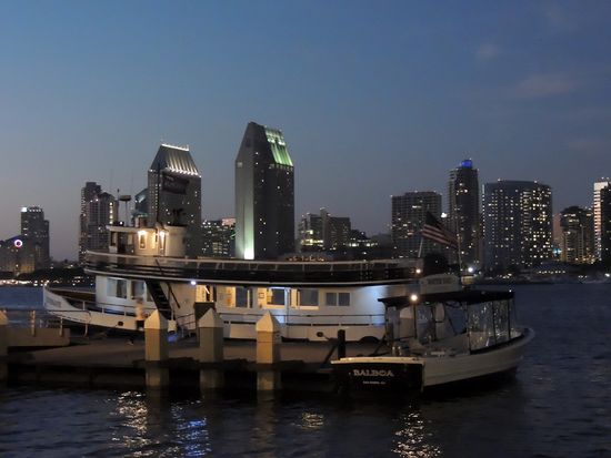Blick von der Insel Coronado auf die Skyline von San Diego