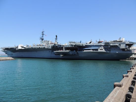 Am Hafen steht die USS Midway- ein Flugzeugträger, der im Vietnam- und Golfkrieg im Einsatz war. Heute kann es als Museumsschiff besichtigt werden.