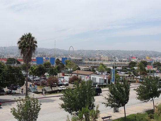 Die Stadt heißt Tijuana und hat den Charme einer mexikanischen Würfelbude. Dorthinten am Bogen beginnt die City.