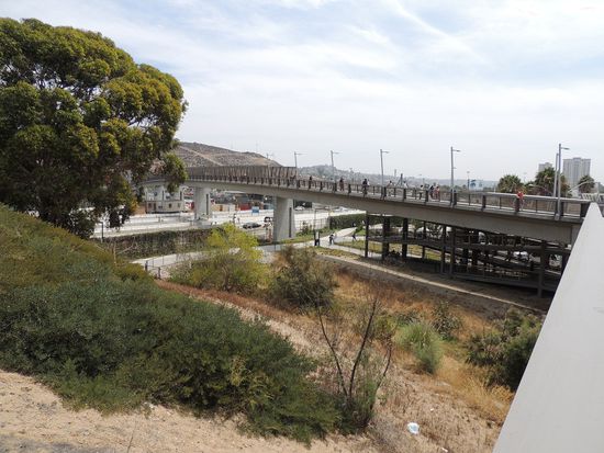 Über diese Brücke und durch mehrere Zäune geht es nach Mexiko.