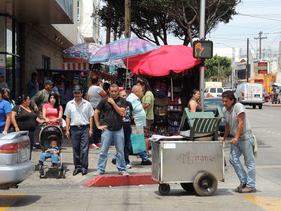 In der Innenstadt ist ein totales Gewühle, so manche Gerüche und man möchte eigentlich nichts anfassen. Außerdem gibt es viele Bettler und armseelige Kreaturen.
Größer können die Gegensätze in dieser Nähe kaum sein.