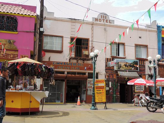 In dieser Straße erlebten wir, wie man sich auf mexikanisch begrüßt- mit einer schallenden Ohrfeige. Wir haben uns gleich aus dem Staub gemacht.