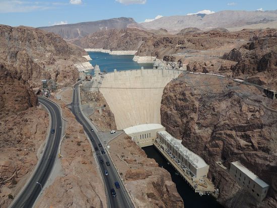 Blick von der Brücke zut Staumauer