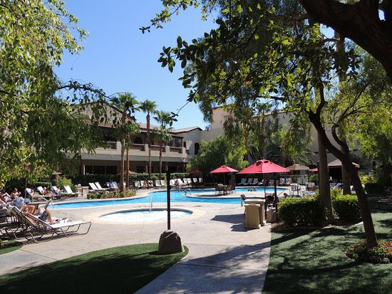 Für kleines Geld wohnt man ruhig und zentrumsnah im Tuscany Suites and Casino . Die Zimmer sind groß und renoviert mit Küche und Sitzecke.