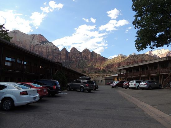 ... Auto vor der Tür und...