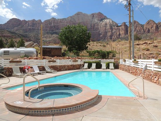 ...Pool mit Aussicht