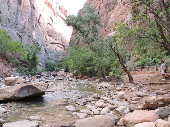 Der Weg endet im Wasser. In die Schlucht geht es nur mit nassen Füßen.