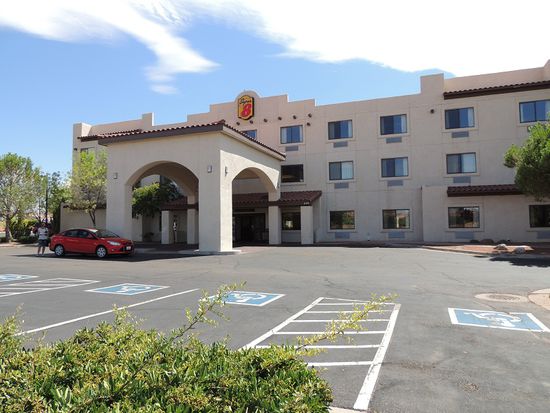 Süpe r8, gute Unterkunft mit Pool, freiem Frühstück und Internet
Die Zimmer haben Microwelle, Kaffeemaschine und Kühlschrank.