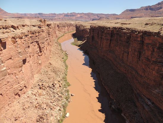 Blick von der Brücke auf den Colorado