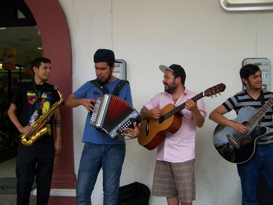 an jeder Ecke Musikanten