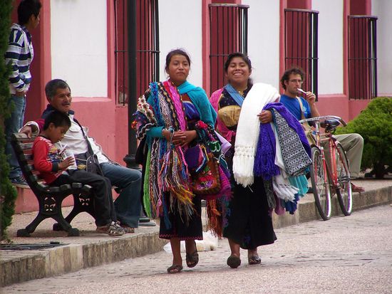 Indios, die Kunsthandwerk anbieten