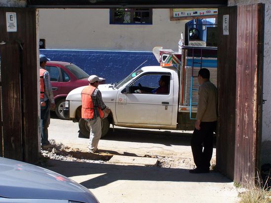 Hotelausfahrt ohne Gehweg