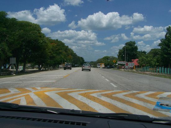 Solche Topes kreuzen die Straße. Dann heißt es bremsen und ganz langsam drüber!