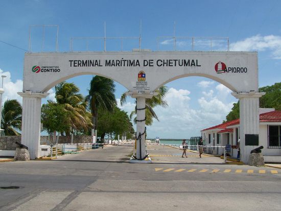 Hafenterminal, ganz hinten steht schon das Boot.