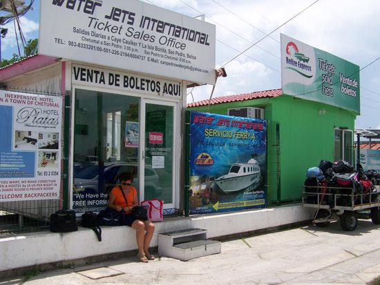 Die Tickets sind gekauft. Rechts das einst pinke Tickethäuschen, jetzt in grün.