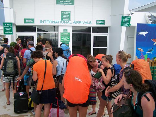 anstellen für die Einreise