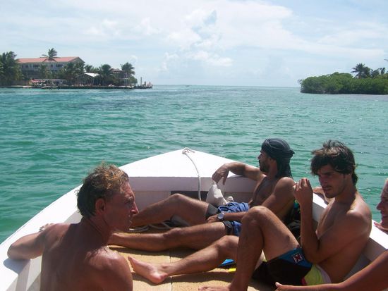 Vor uns "The Split", hier hat 1961 der Hurrikan Hattie die Insel in zwei Teile zerbrochen.