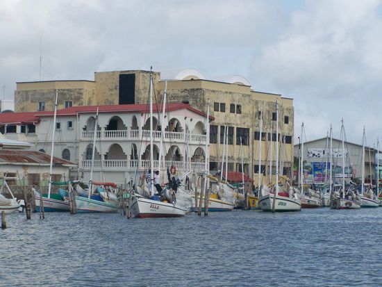 Einfahrt Belize City, der Hintergrund nicht sehr schön