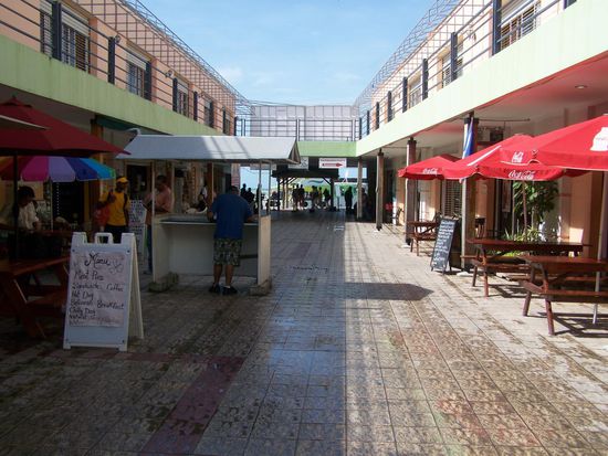 Hafen Terminal, alles bleibt drin, da hinten kommt nur raus, wer einen Bus oder ein Taxi hat