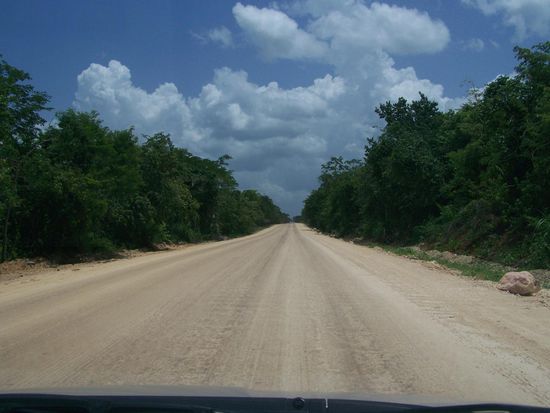 Manchmal hört die Straße auf und eine Sandpiste beginnt.