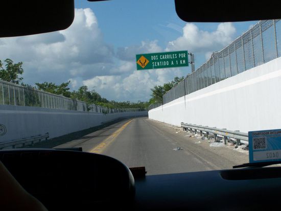 Zwischen Belize und Mexiko fährt man durch eine 2km Lange, gut gesicherte Schleuse.