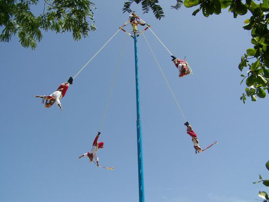 Voladores- fliegende Menschen. Sie symbolisieren den Weg der Sonne am Firmament mit dem Fliegertanz.