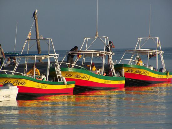Tour Boote in den Landesfarben