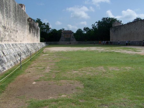 Ballspielsplatz der Maya, in die linke obere Öse musste man den Ball aus der Hüfte heraus treffen, eigentlich ein Unding