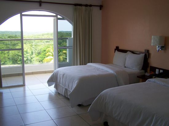 unser Zimmer mit Blick auf Pool und Pyramiden