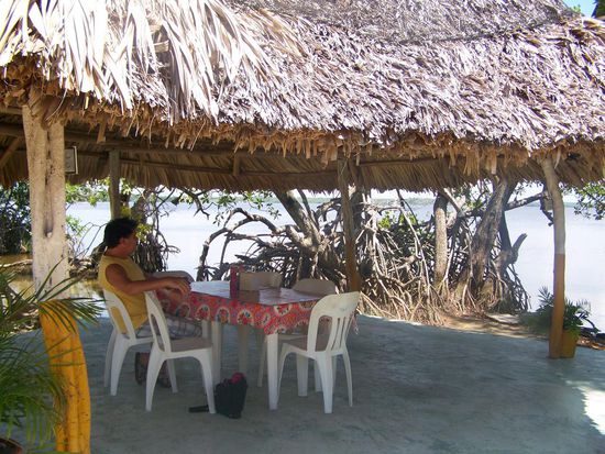 Nach 4 Stunden Fahrt gönnen wir uns eine ausgedehnte Pause in einem Straßenrestaurant am Meer.