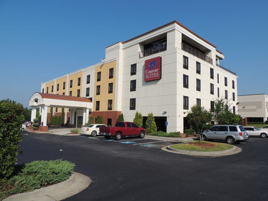 Comfort Suites Inn Airport- sehr zu empfehlen. 7 km vom Airport, trotzdem ruhig, sauber, gute Betten und relativ gutes amerikanisches Frühstück.