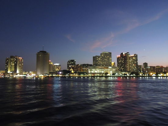 Das nächtliche New Orleans zieht an uns vorbei.