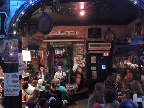 Den Abend lassen wir im Frizzles Jazz Club ausklingen ...