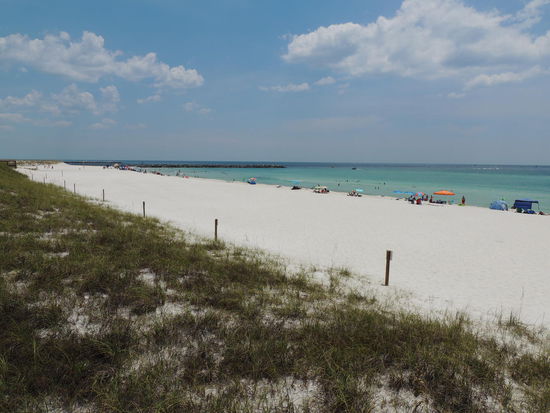 Wenige Leute auf dem breiten und langen Strand, so ist´s recht.