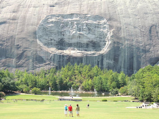 Die Figurengruppe misst etwa 30 mal 60 Meter und ist an der tiefsten Stelle etwa vier Meter tief eingeschnitten.