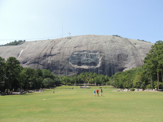 An der Nordwand befindet sich das weltgrößte Basrelief.