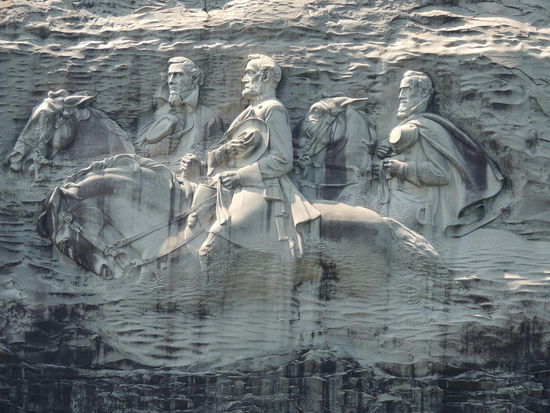 Das Relief zeigt drei Persönlichkeiten der Konföderierten Staaten von Amerika: Präsident Jefferson Davis und die Generäle Thomas „Stonewall“ Jackson und Robert E. Lee.