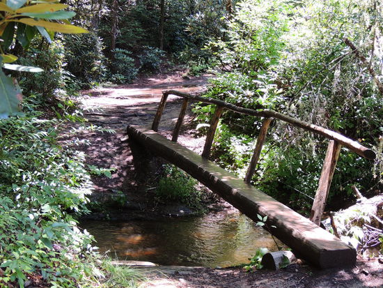 Brücke zu den Wasserfällen