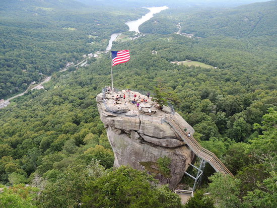 Schornstein mit Flagge und Blick auf den Lake Lure