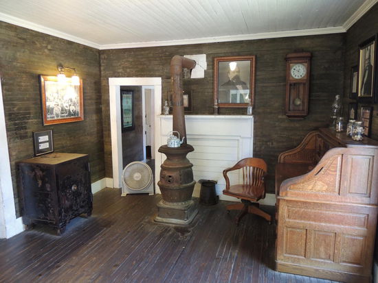 bei Jack Daniels daheim
Links der Killer-Geldtresor, der ihm das Leben kostete, weil er von Wut dagegengetreten ist und sich das Bein dadurch infizierte. Niemand konnte ihm helfen.