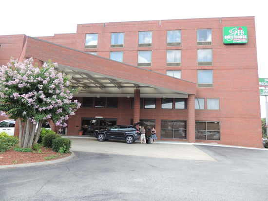 Das Hotel liegt in Music Valley. In der Nähe ist die Grand Ole Opry.
Obwohl es an eine Hautstraße liegt, ist es im Zimmer sehr ruhig.