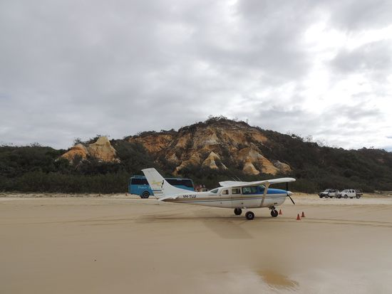 75 Mile Beach, auch als Flugplatz geeignet. Wer Lust hat, kann eine Runde mitfliegen.