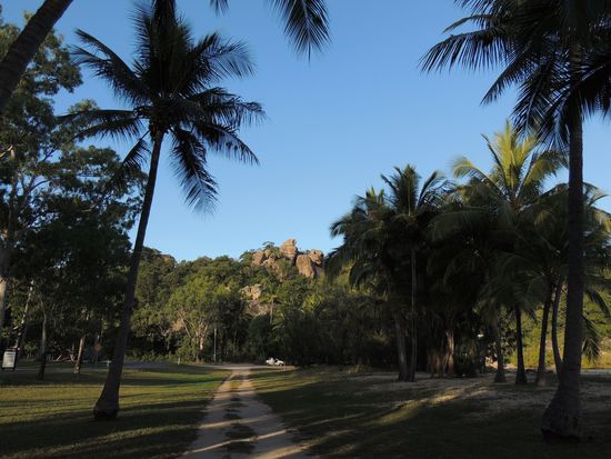Strand rechts, Hotel links, Seychellen geradeaus