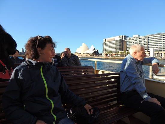 mit der Fähre zur anderen Seite durch die Brücke